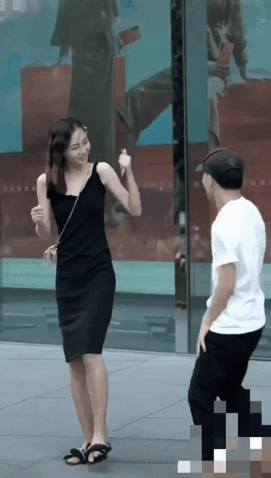 让这位小姐姐到底是配合,还是不配合呢?