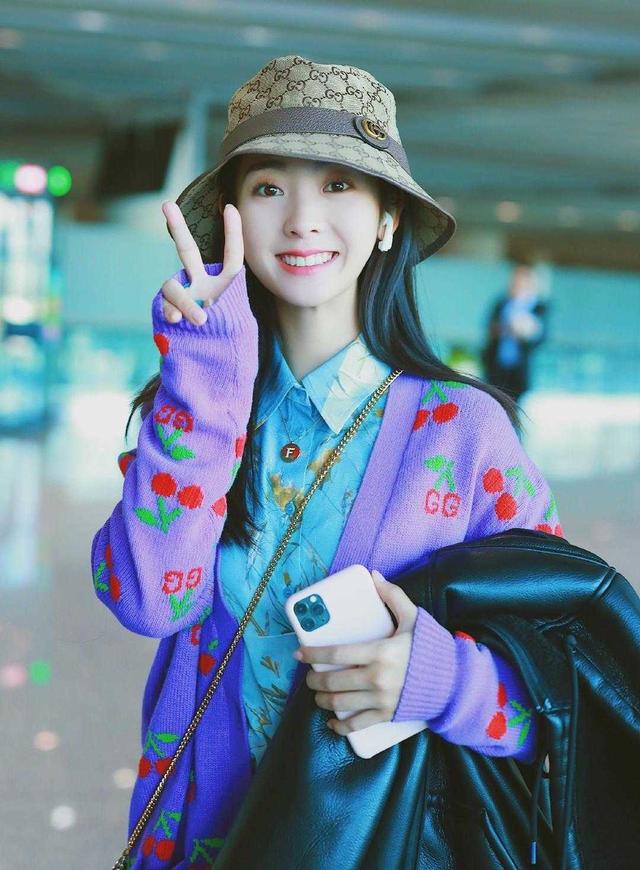 邢菲终于换风格穿紫色开衫配印花衬衫走机场大牌帽子好吸睛