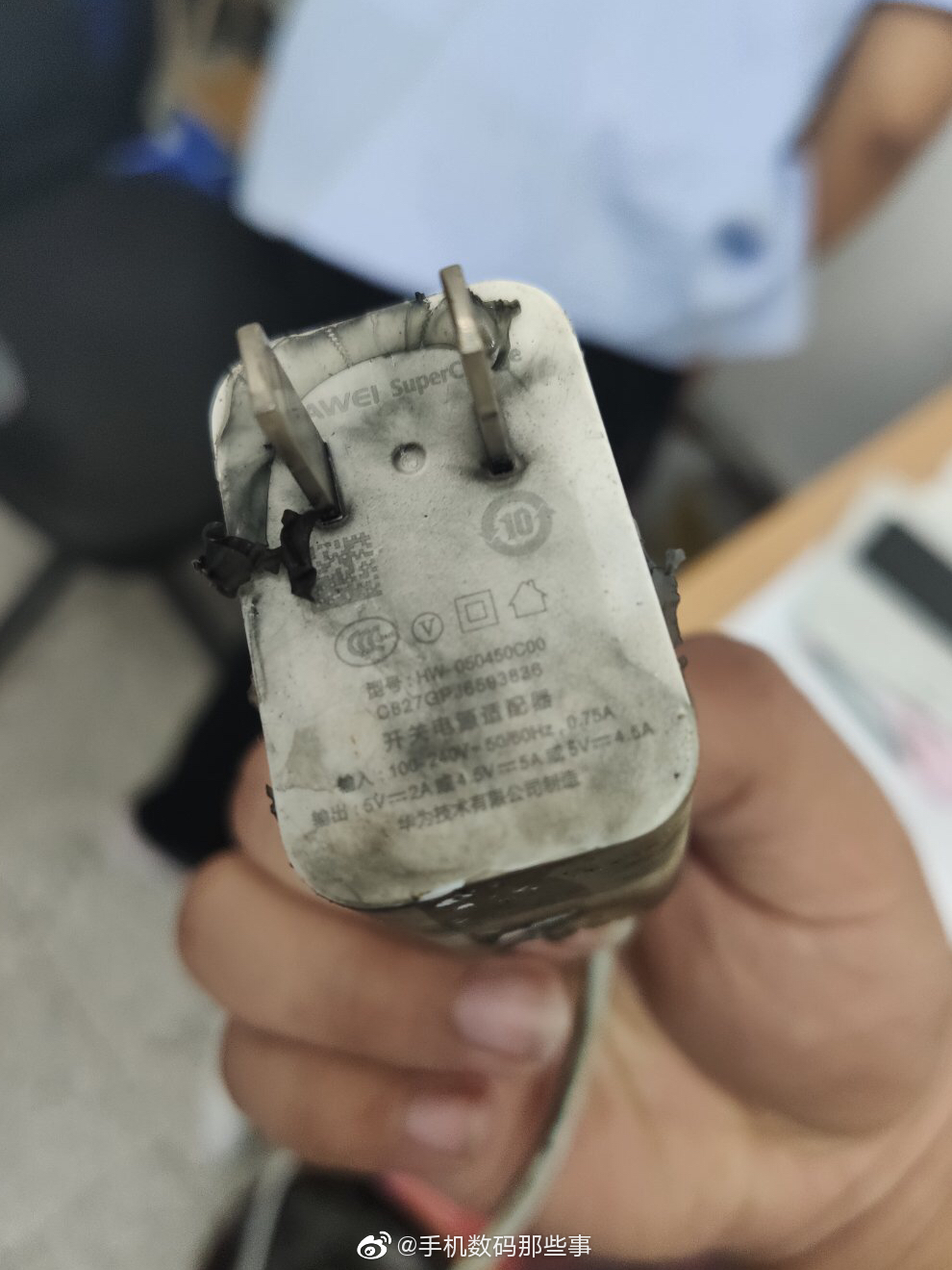 网友爆料华为充电头炸了我滴妈啊都被炸耳鸣了火光一闪