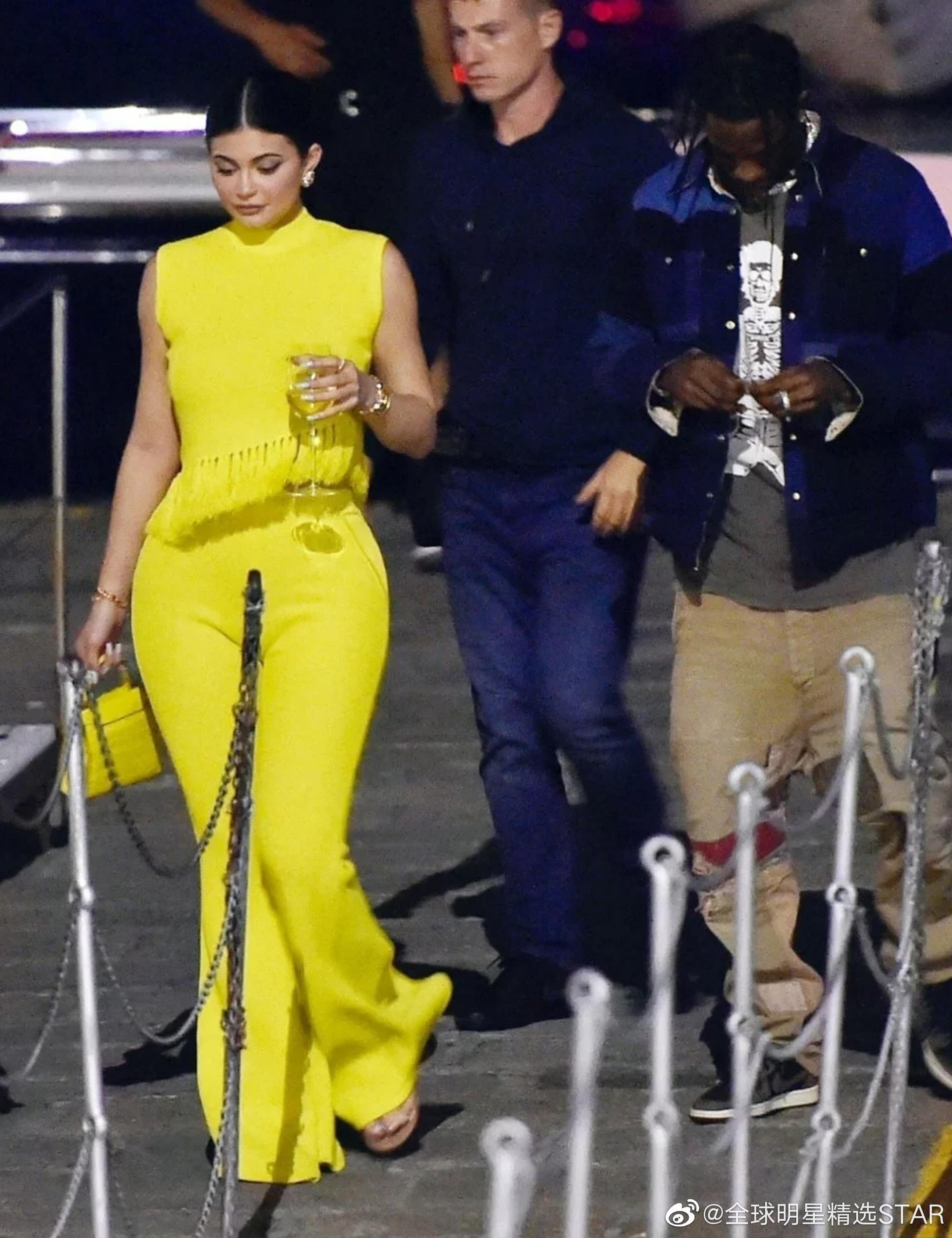 凯莉·詹娜和男友甜蜜逛夜市,穿着黄色的喇叭裤,真是美极了