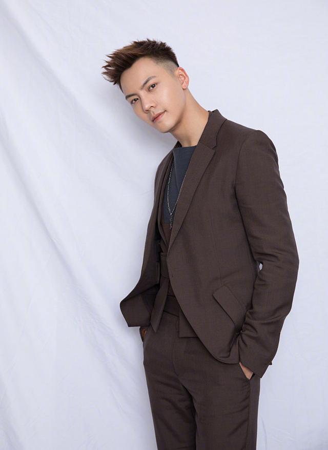 陈伟霆终于换对发型搭配大衣气场强寸头果然是检验帅哥的标准