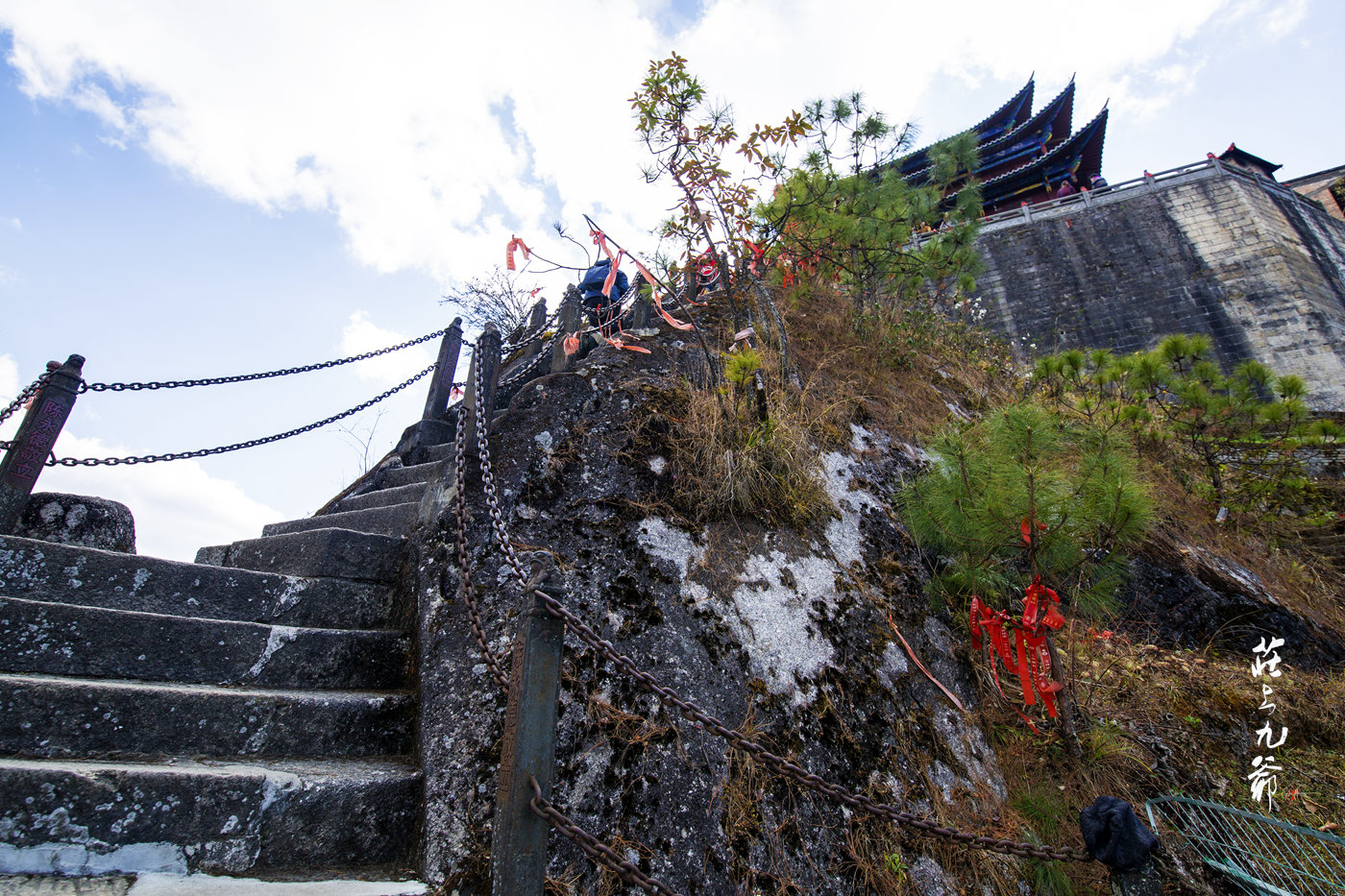 仙云缭绕的云峰山长满了仙草 立锥之地的山峰上还有座老庙__财经头条