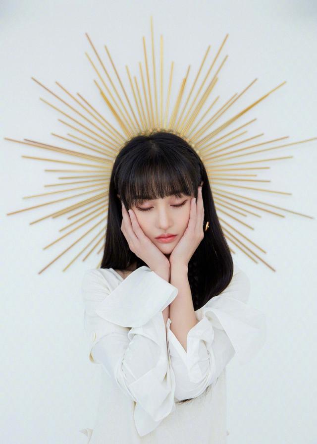 郑爽穿1万6的裙子高贵仙气,站金属装饰品前,美似"太阳女神"