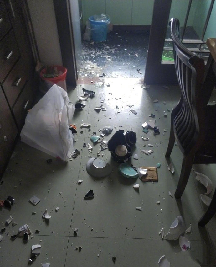 女朋友生气就这样摔东西,大伙评评理,有必要继续下去吗?