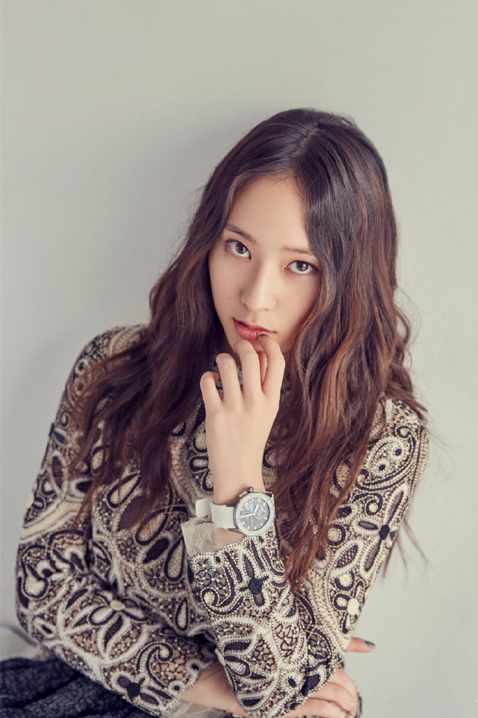 郑秀晶时尚封面太惊艳!个性潮装变换不停,原来高级脸才是关键