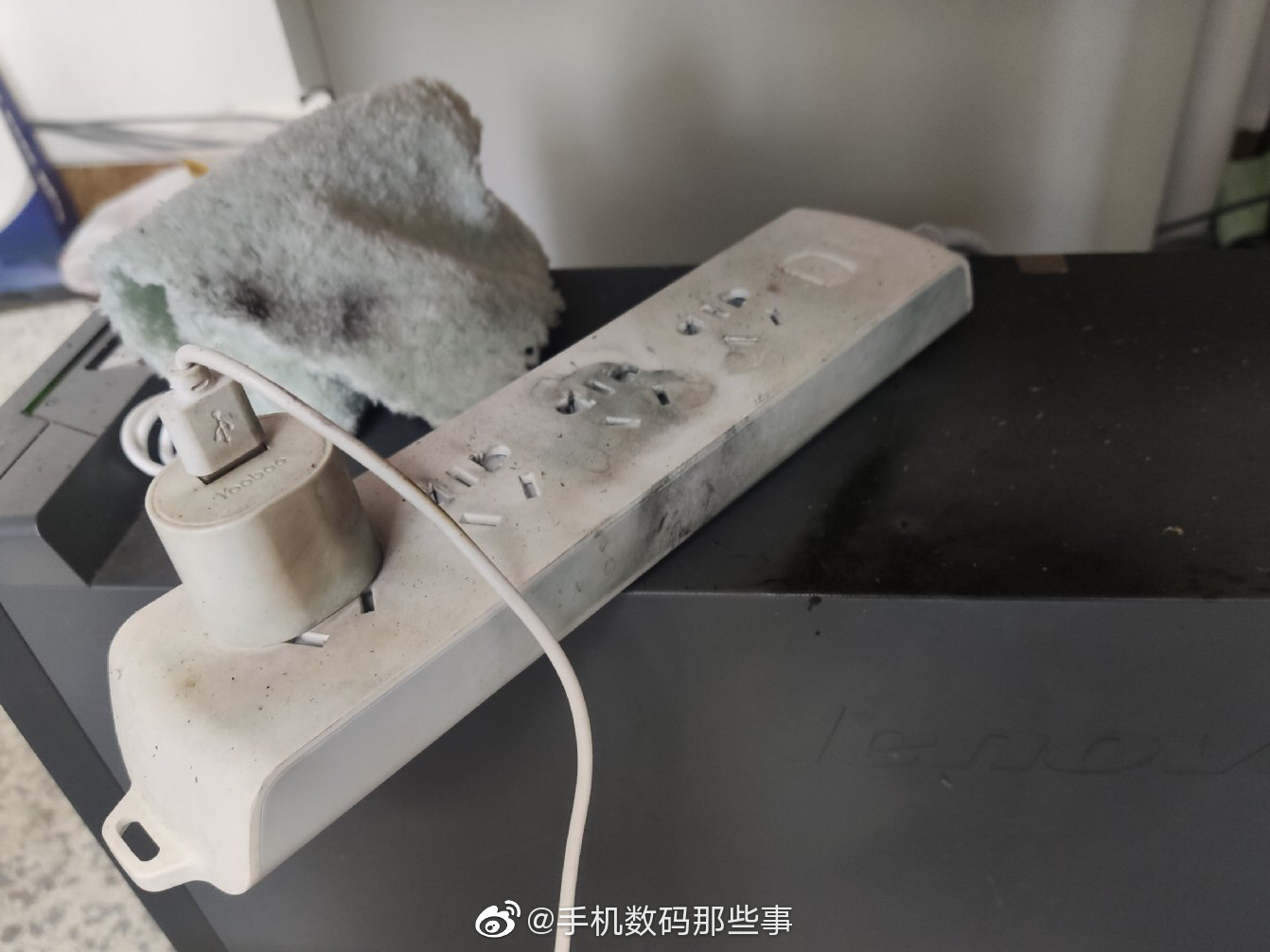 网友爆料华为充电头炸了我滴妈啊都被炸耳鸣了火光一闪