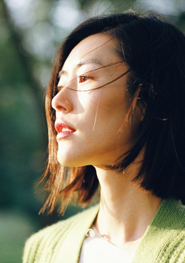 刘雯漫步树林自带阳光与温暖,穿绿开衫展笑脸,仿佛沐浴在春天里