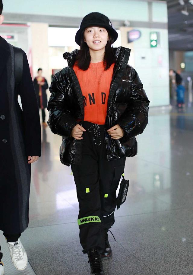 冬日的穿搭大多低调沉闷,但是赵今麦却不按套路出牌.