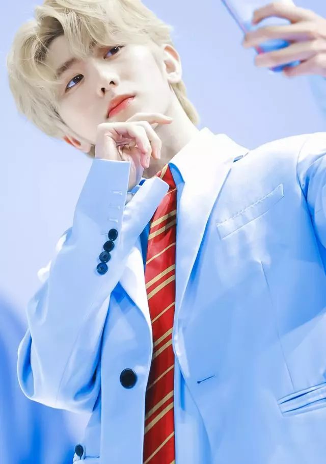 蔡徐坤穿蓝色西装,青春时尚,范丞丞流苏牛仔外套,个性十足