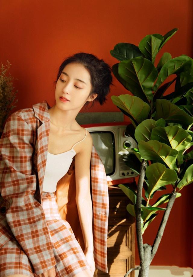 外星女生柴小七万鹏不仅剧里呆萌可爱剧外也是甜美小姐姐