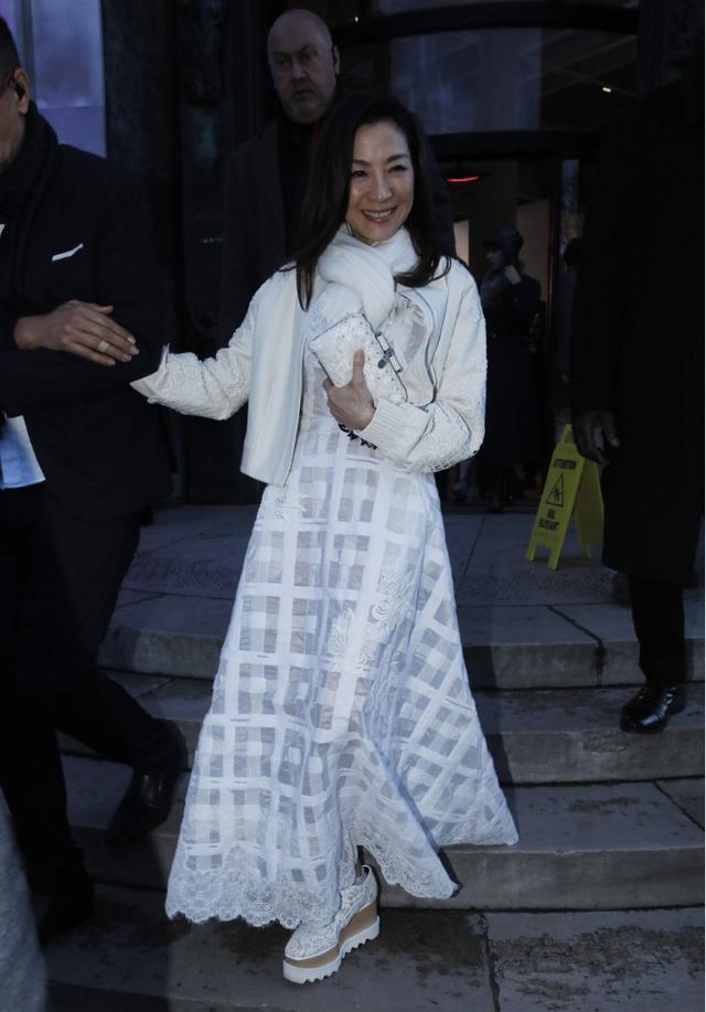 杨紫琼57岁又怎样穿长款西装配牛仔裤亮相厚底粗跟鞋a爆了