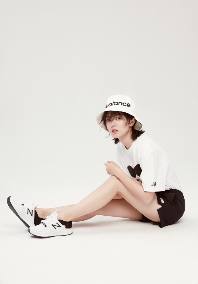 赵今麦百褶裙学生装,容貌宛如初恋,合身瑜伽服是完美练习的一半