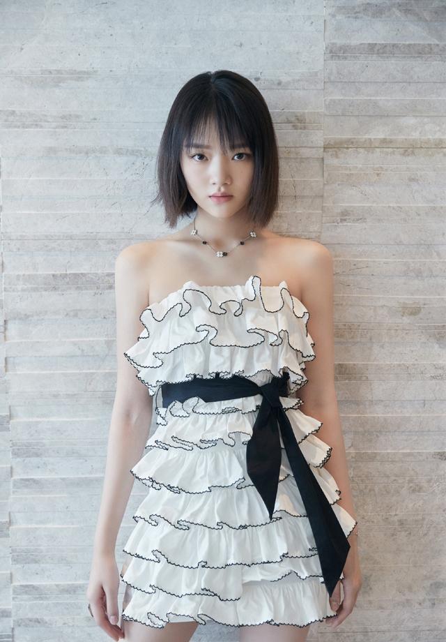 任敏一袭白色抹胸蛋糕裙亮相,搭配俏皮短发,尽显少女灵动与活力