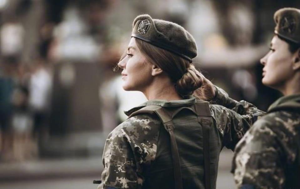 乌克兰独立日阅兵式上的高颜值女兵