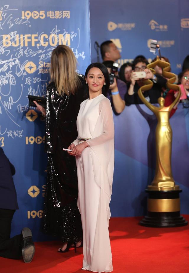 周迅真会穿,一身黑白撞色亮片装现身,显高显瘦还吸睛十足