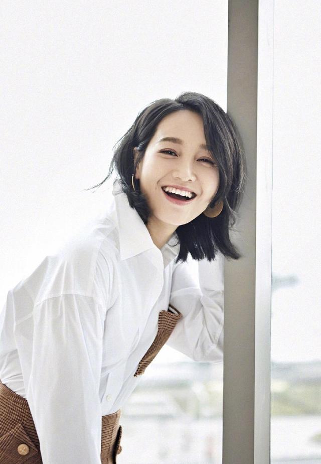 朱丹又出新造型,白衬衫配阔腿裤简约时髦,齐肩发型美出新高度