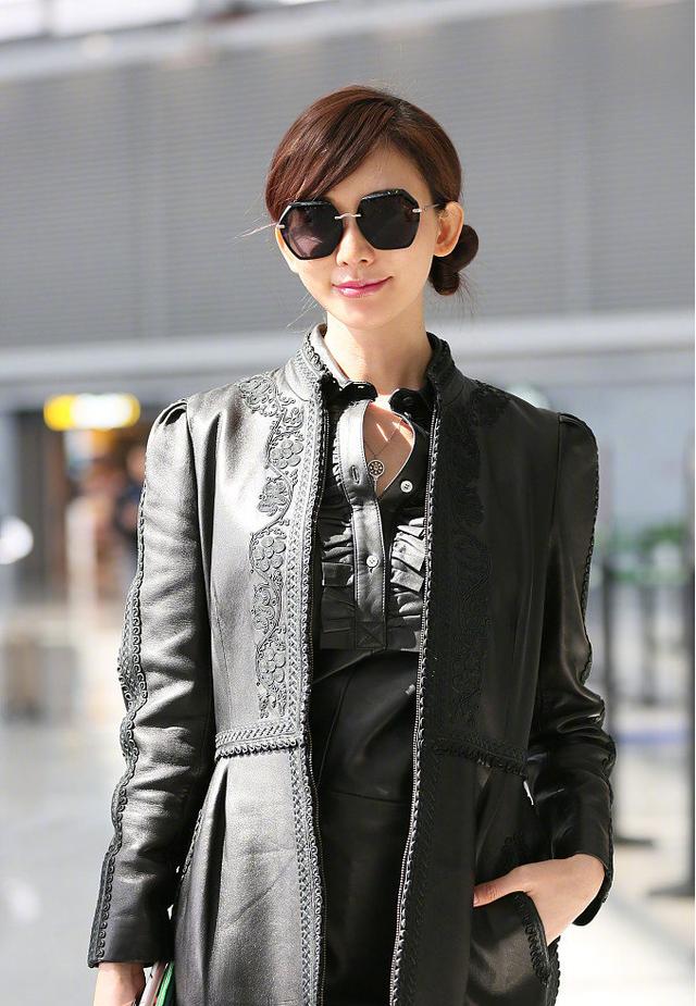 林志玲机场造型换风格,穿黑色皮衣外套配墨镜,一脸幸福say hi
