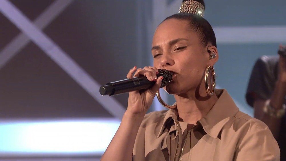 r&b天后枪姐alicia keys演唱大热新单《underdog》最新超清现场!