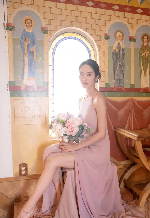 演《芳华》出名,跟大30岁的陈金飞恋爱,穿黑色套装冷艳又霸气