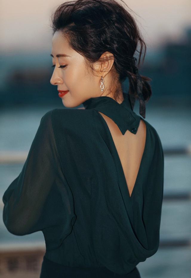 她离婚6年后因《伪装者》大红,今穿绿色透视衫配长裙,优雅知性