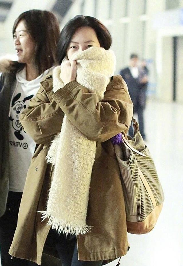 "素颜达人"小s徐熙娣,穿工装外套配雪地靴走机场,意外洋气