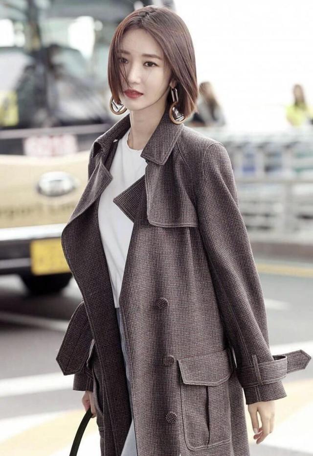 高俊熙穿格纹大衣配白t恤亮相,波波头配夸张耳环,气质不输超模