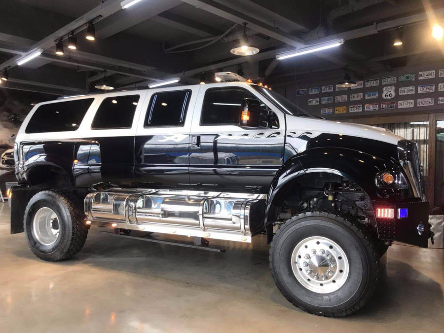 街头实拍一辆福特f650,车高2米26,挂两个全地形备胎