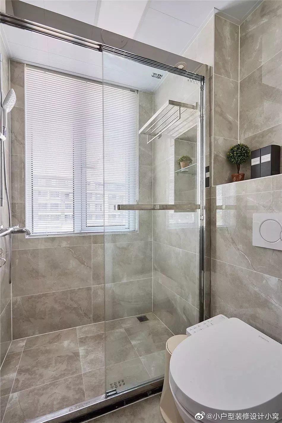 卫生间淋浴区设计一个壁龛,洗发水跟沐浴露都可以收纳在里面