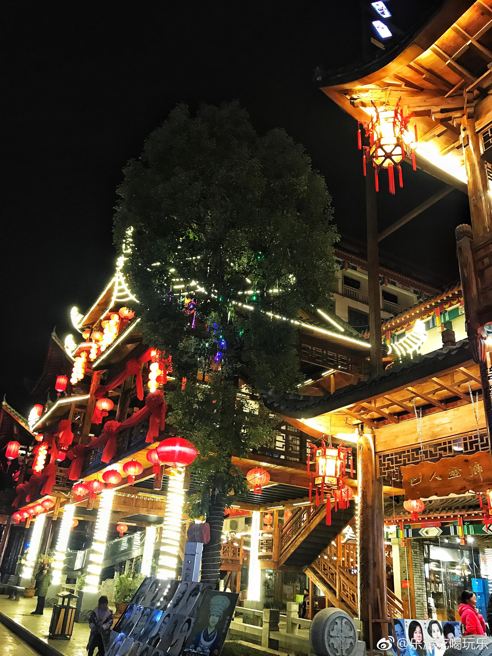 土家女儿城位于湖北省恩施市区七里坪,作为全国第八个人造古镇