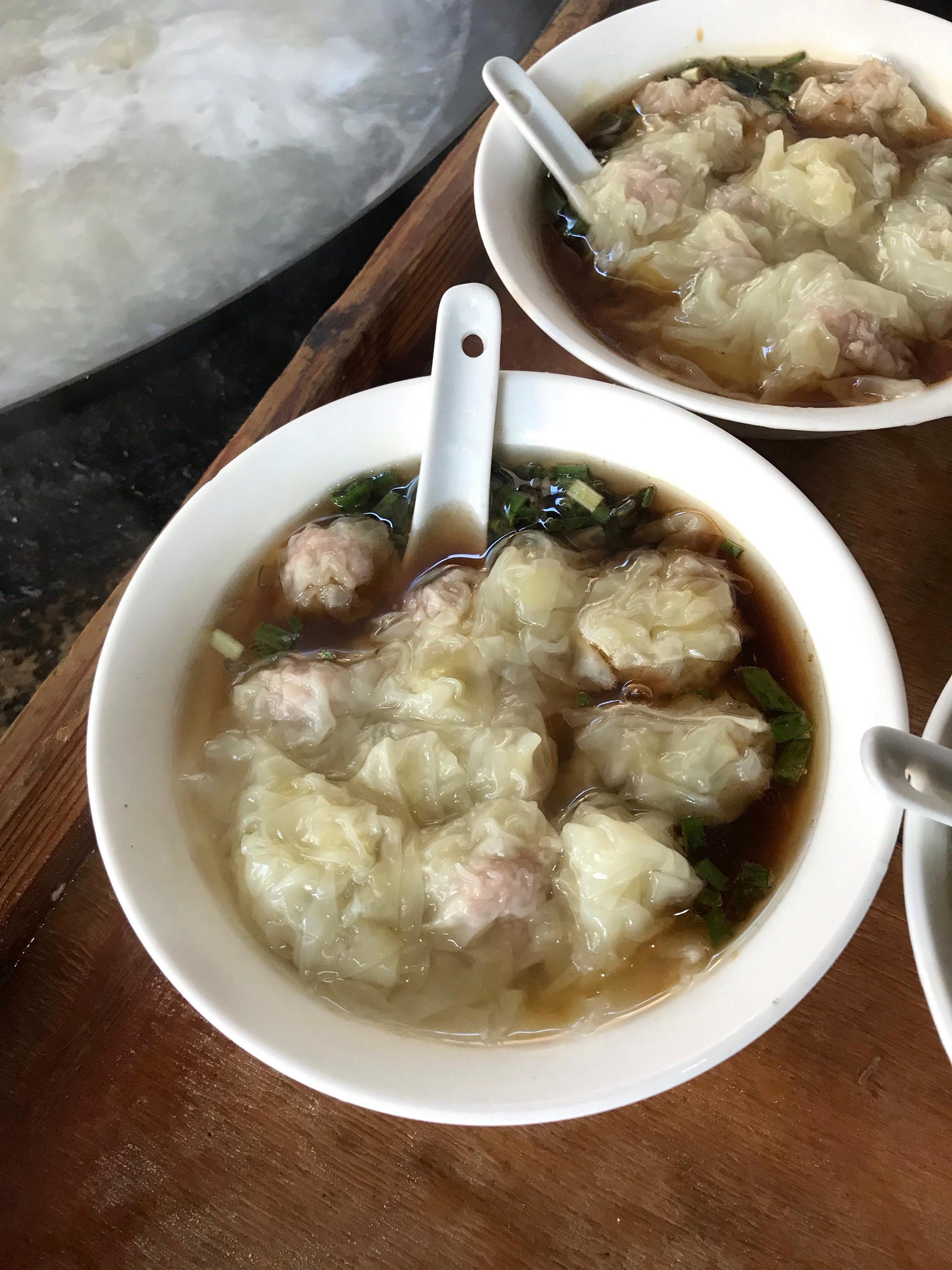 一大早来吃了个正宗穆阳早餐小馄饨不叫小馄饨 叫扁肉 拌面也好