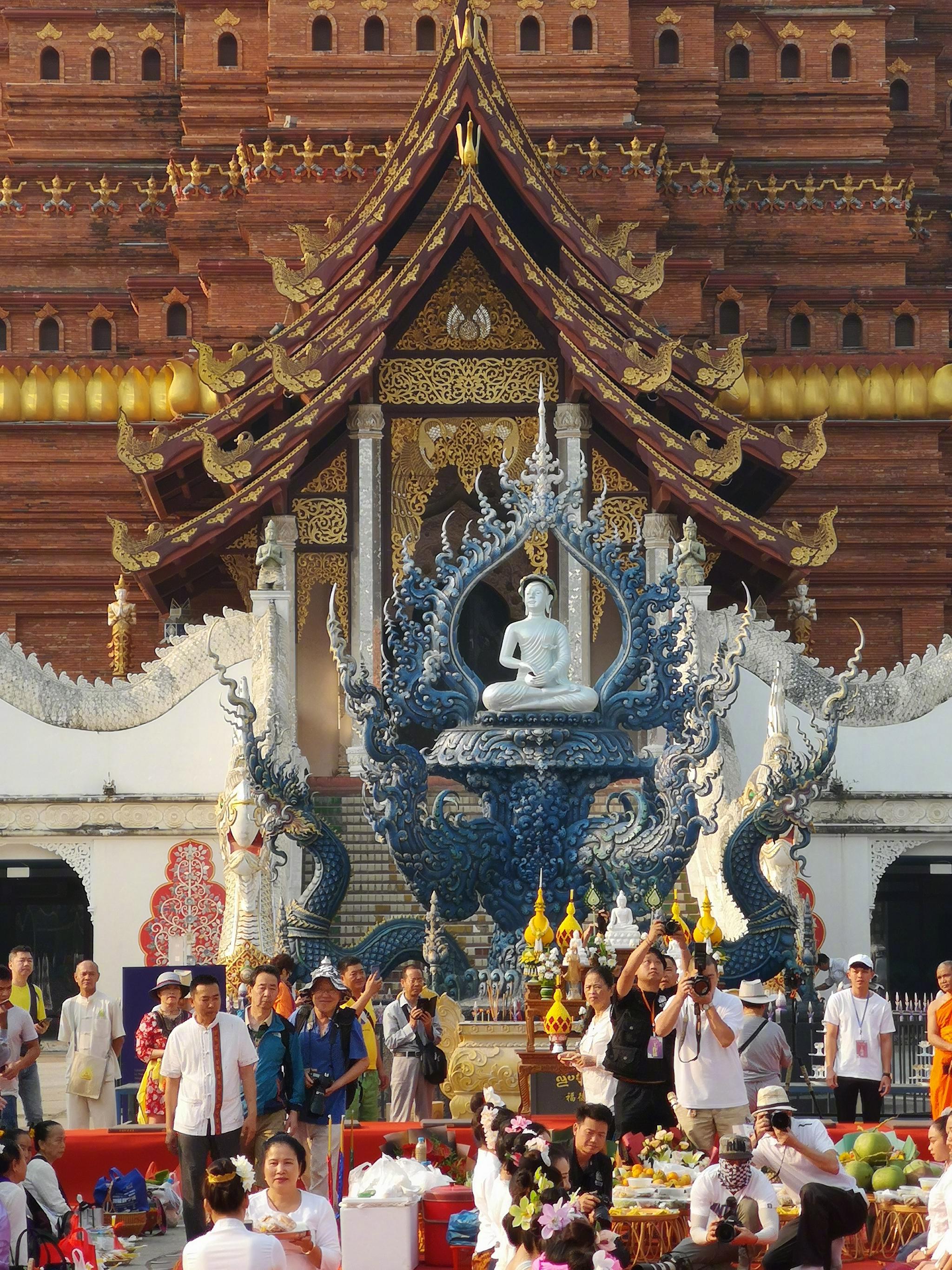 傣历1381新年节祭祀祈福大典，景洪大金塔寺托钵绕塔祈福。_新浪新闻