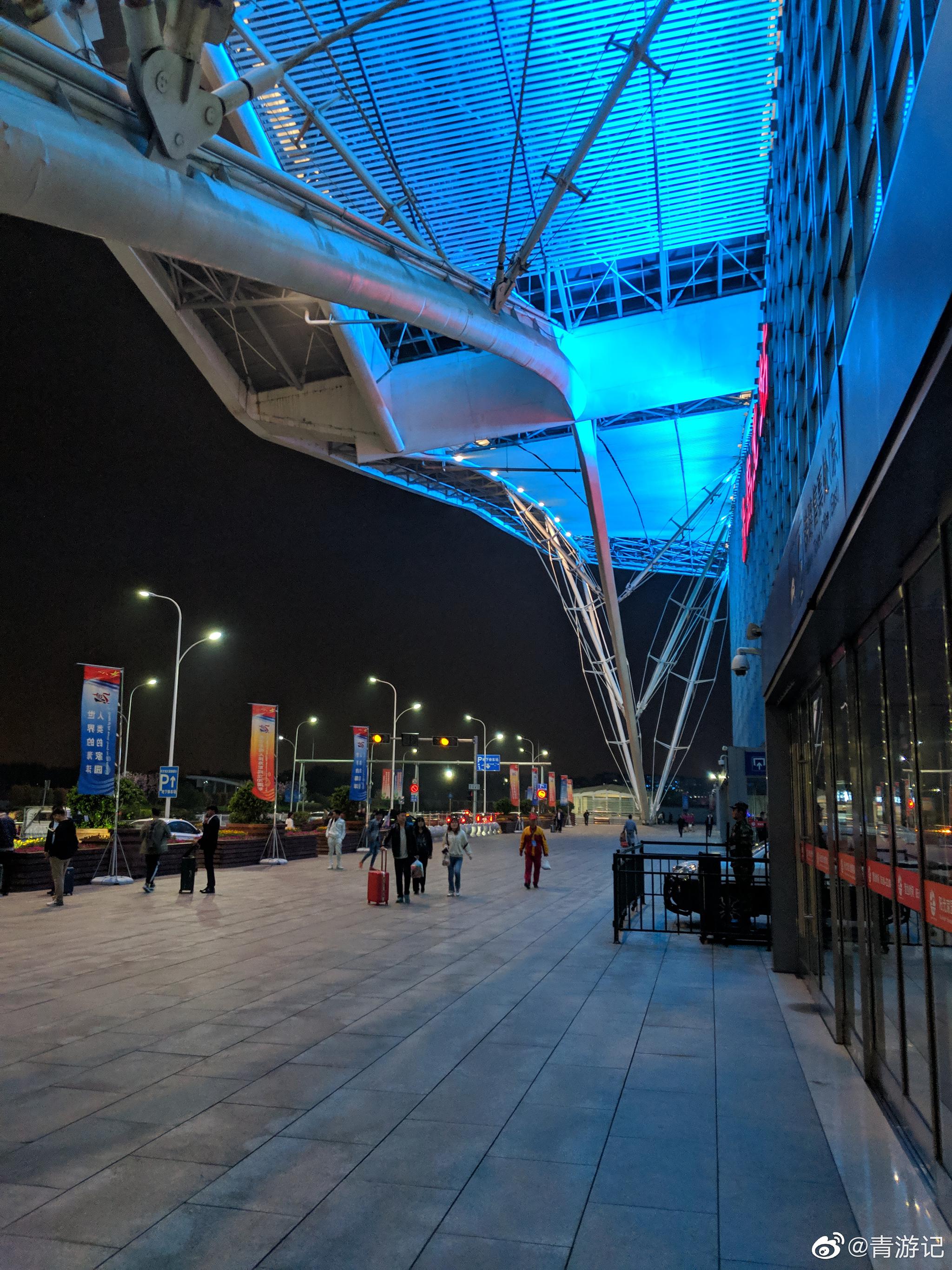 夜幕中的青岛火车北站,动起来~ @微博旅游