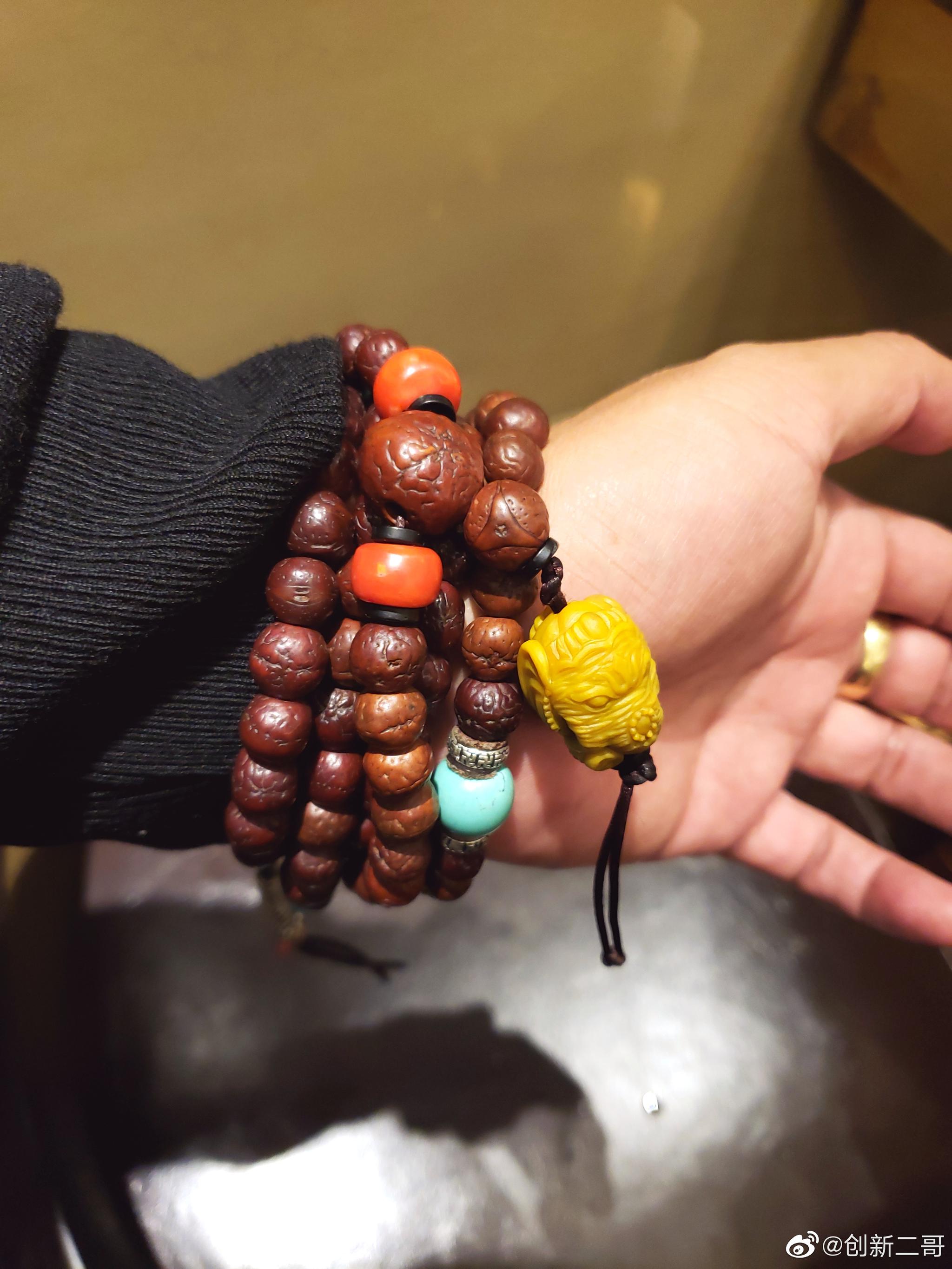 看着手上的凤眼菩提想起在6年前拉萨的街头那里的藏族同胞