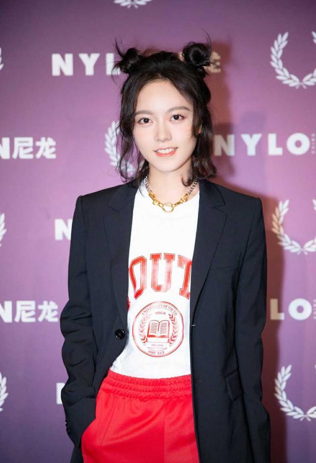 赵今麦时尚品味一流,穿亮面羽绒服配橘色毛衣,00后女明星真会穿