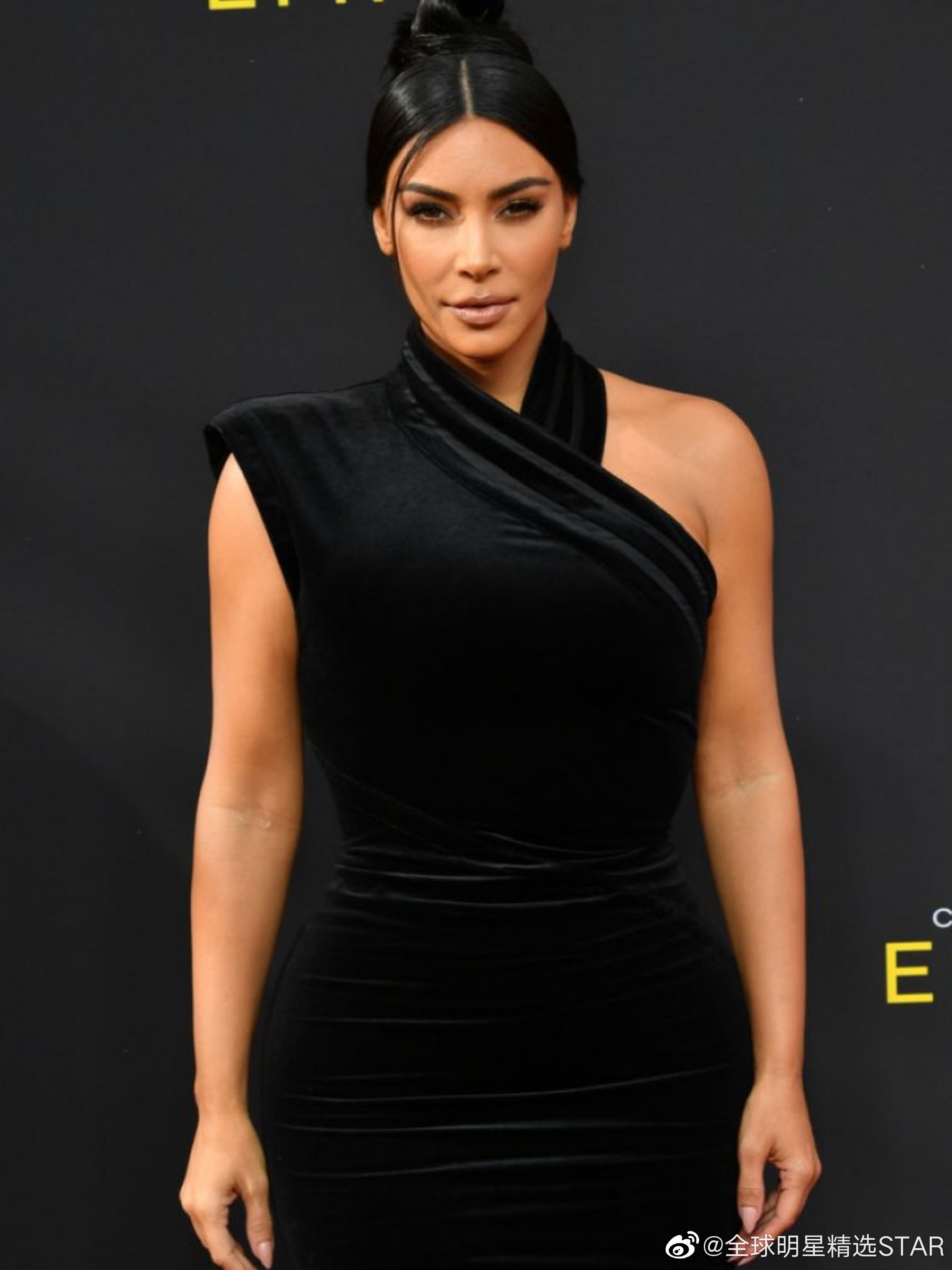 9月14日,金·卡戴珊在洛杉矶出席了creative arts emmy颁奖礼活动.