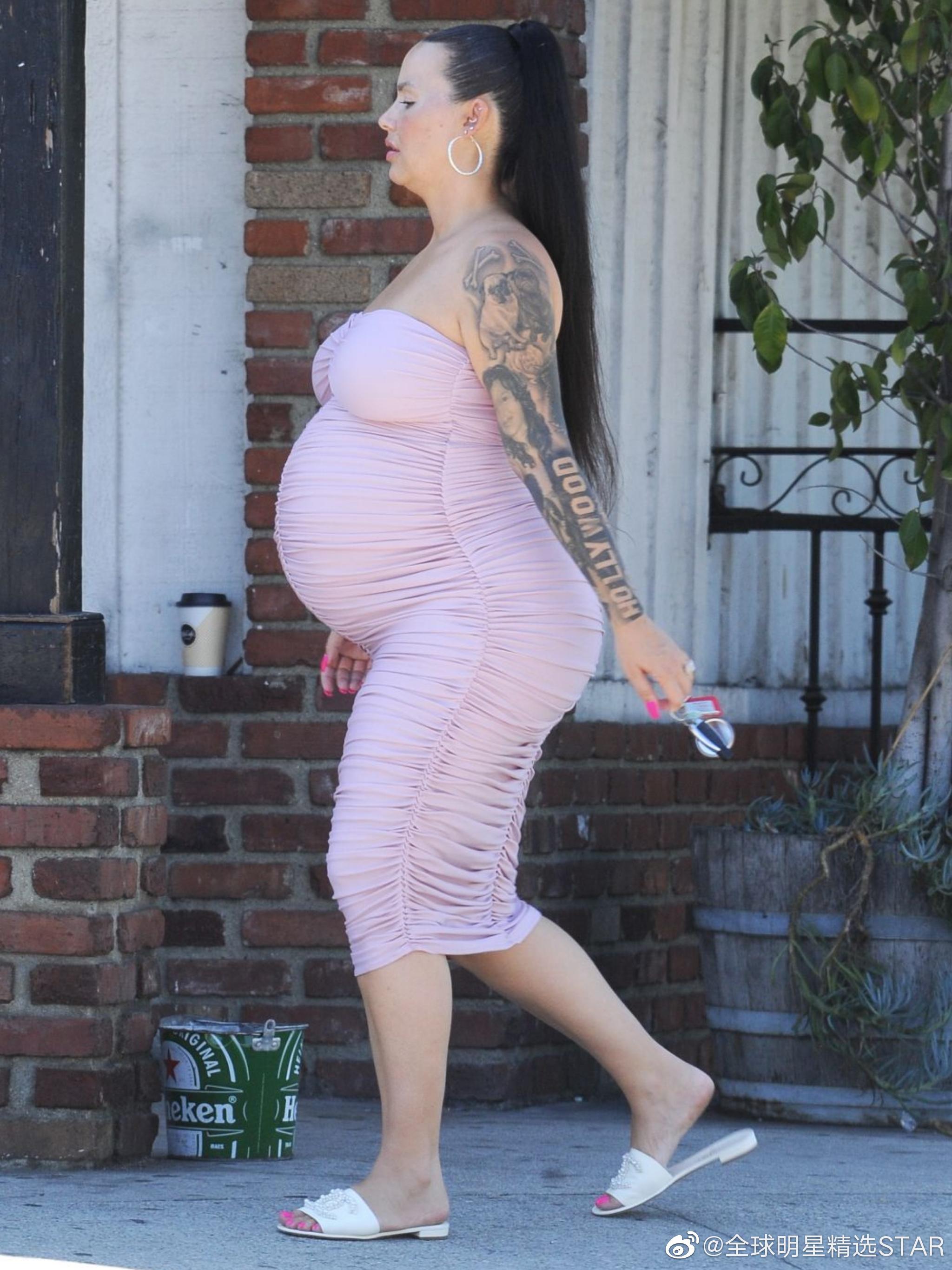 哈登前女友罗斯挺着大肚子出街身着粉色连衣裙性感十足
