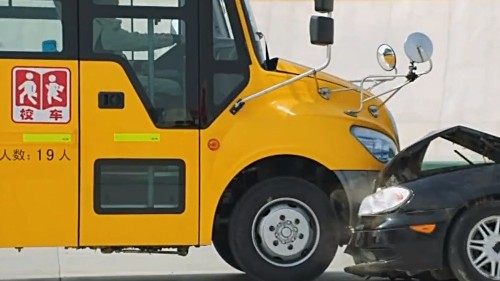 中国制造厉害了!国产校车暴力碰撞测试,看完家长都放心了