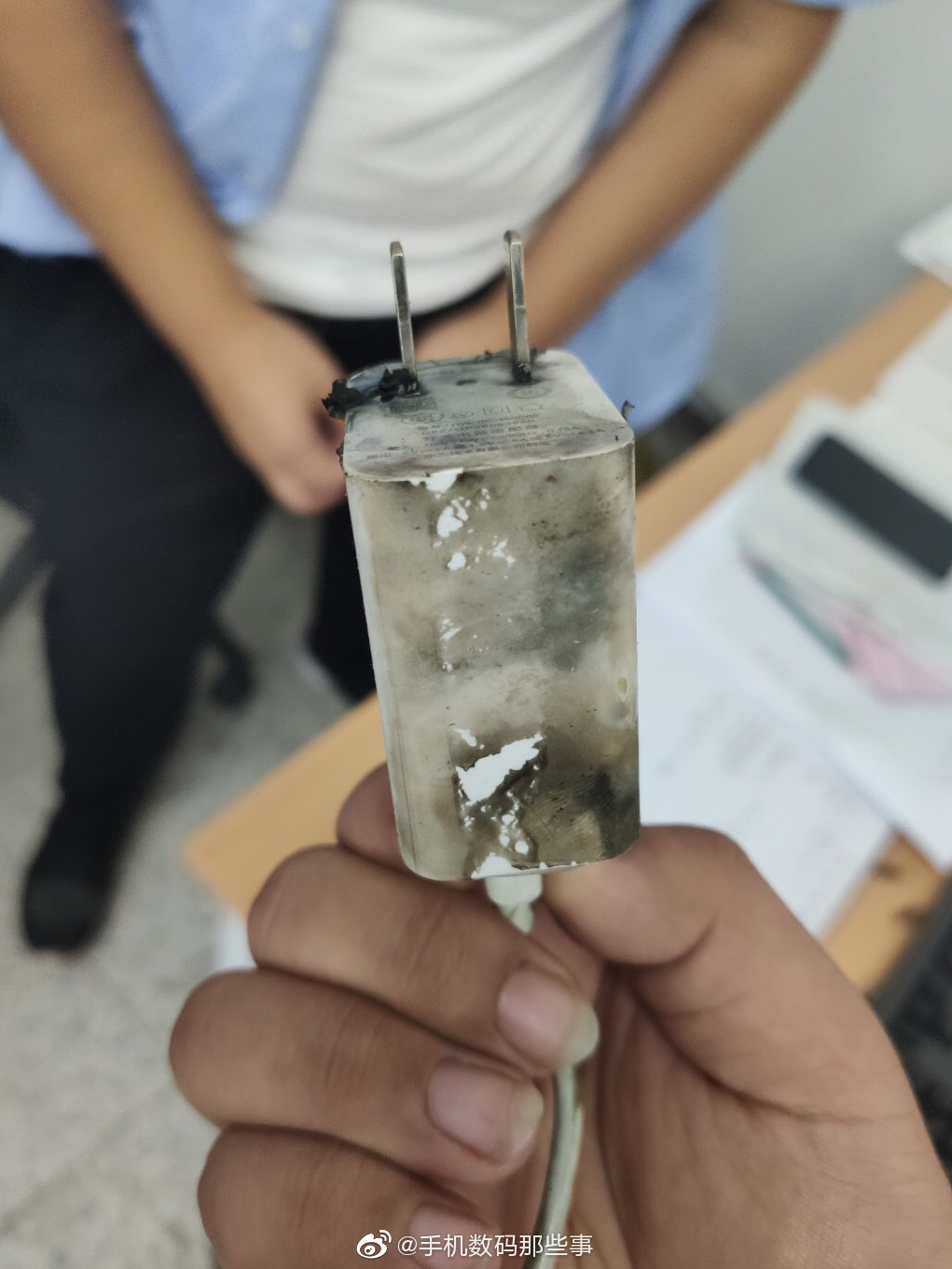 网友爆料华为充电头炸了我滴妈啊都被炸耳鸣了火光一闪