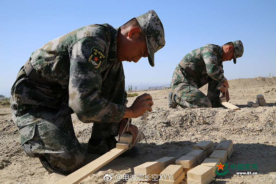 驻波兰的美军第一工程营b连的战斗工兵进行简易破障器材的制作和使用