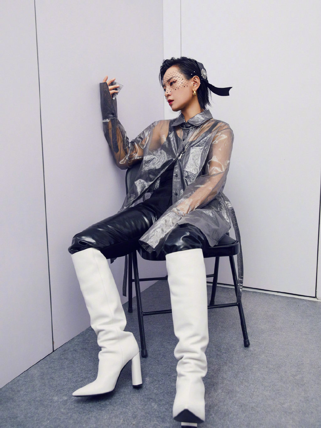 周笔畅个性时尚大片, 长靴, 面纱, 透明"雨衣". 层次分明的搭配