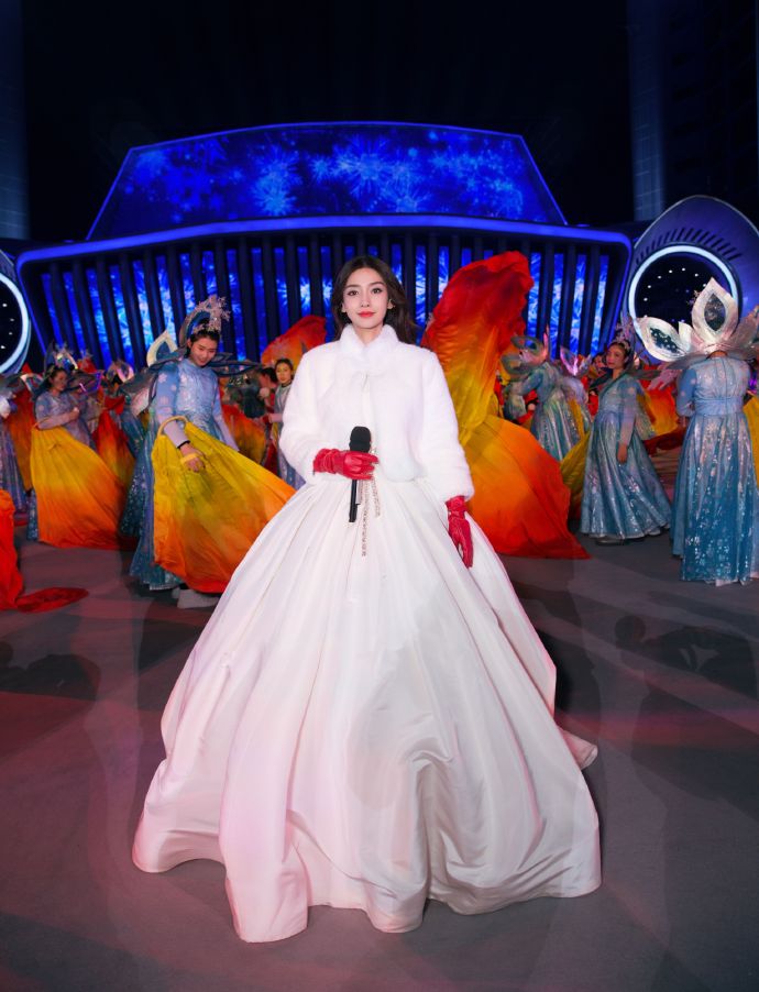 杨颖亮相春晚,卖力唱歌秀发却强行出镜,网友:它有自己的想法