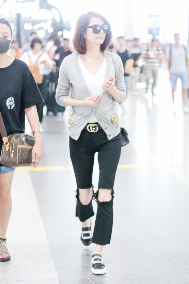 洪欣走出风波后更美了穿针织开衫破洞牛仔裤走机场短发好嫩