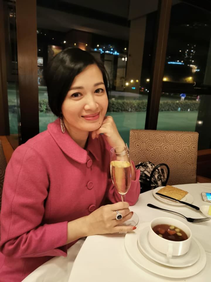 陈少霞与富豪老公秀恩爱,家里5个女儿还不够,疑似还想追生儿子