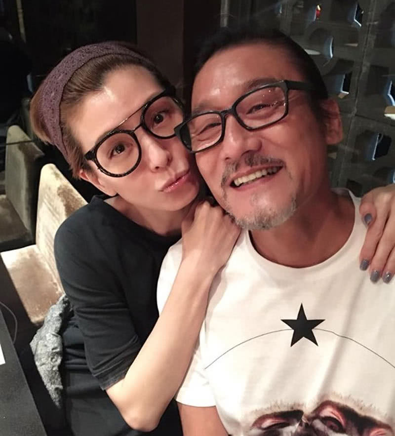 了沉迷玩乐了,时不时拍拍戏,30岁再婚了,现在和老公恩爱足足有19年了