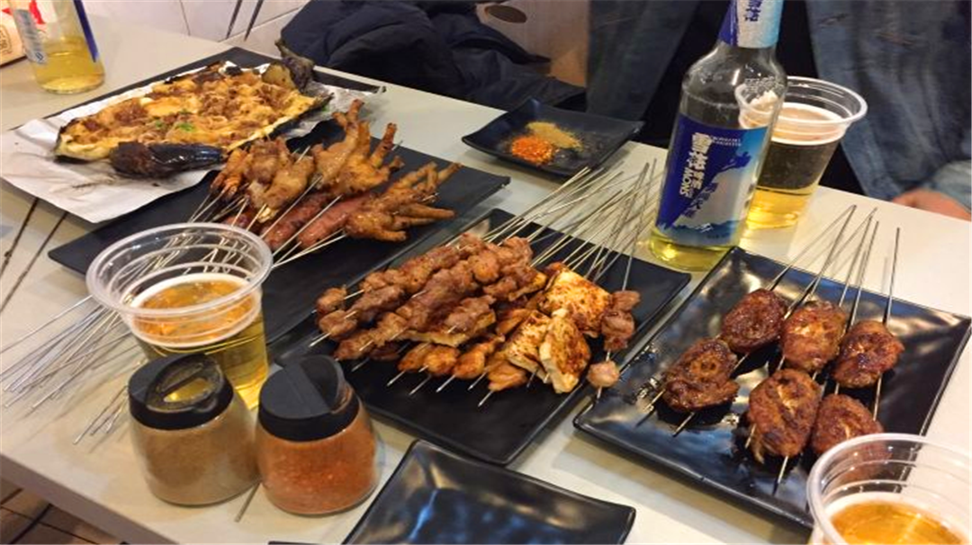 小哥喜欢吃烧烤,花300元买了一台烤串机,以后在家天天吃烤串