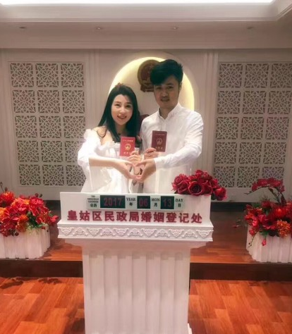 虽然36岁的金鸿鸣的演艺生涯不算大红大紫,但是发展也算顺利,而且还