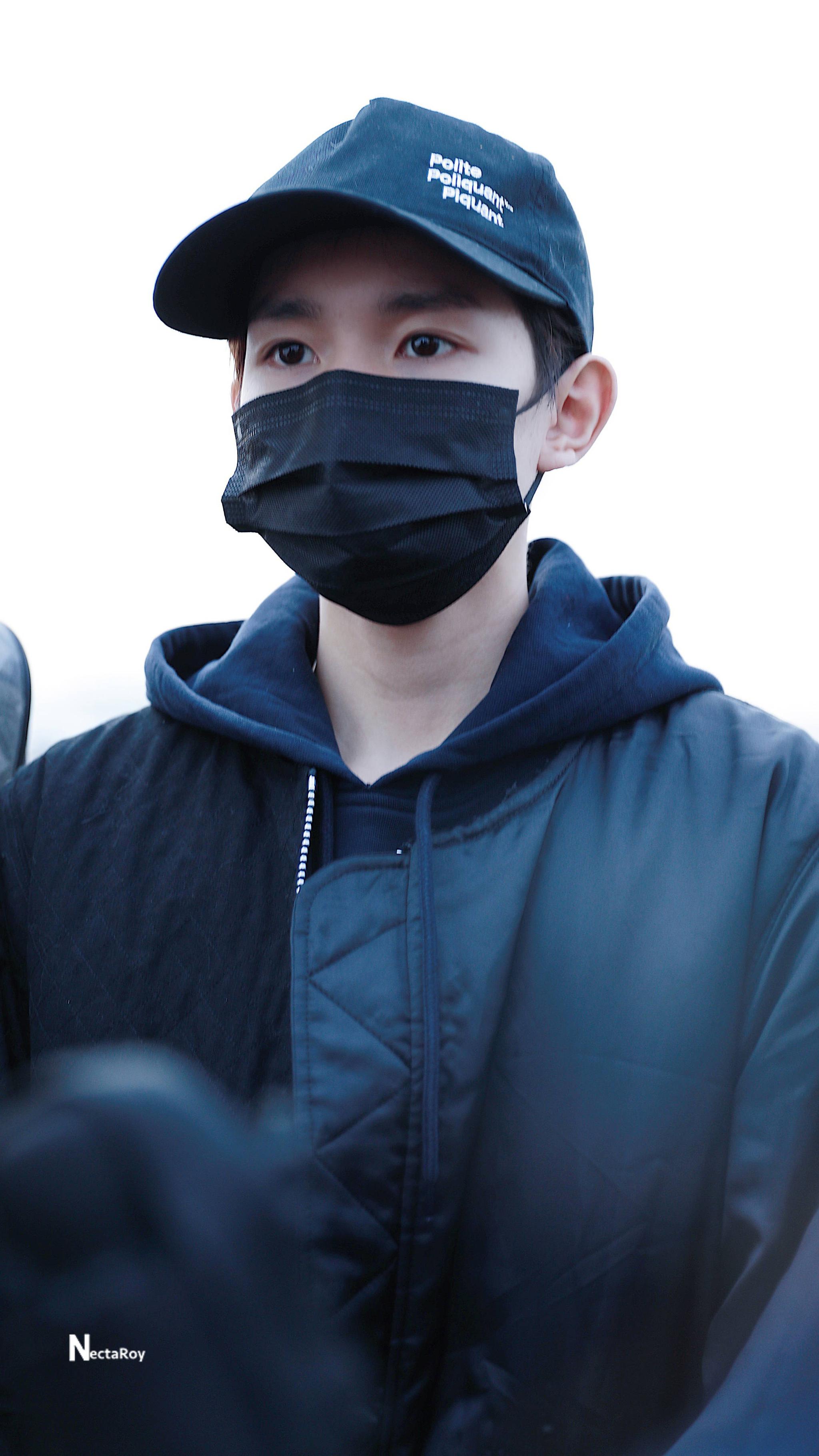 王源机场饭拍图,把头发撩起来的源哥好清爽帅气