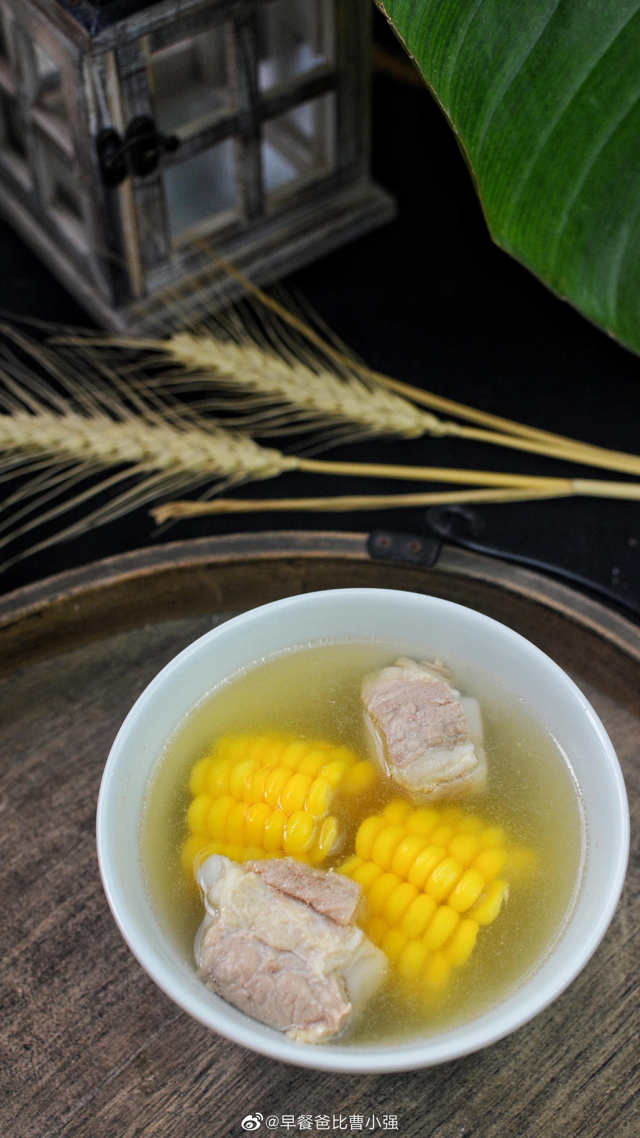 今天早餐芹菜蛋炒饭 玉米排骨汤玉米排骨汤昨晚用迷鹿电炖锅预约好