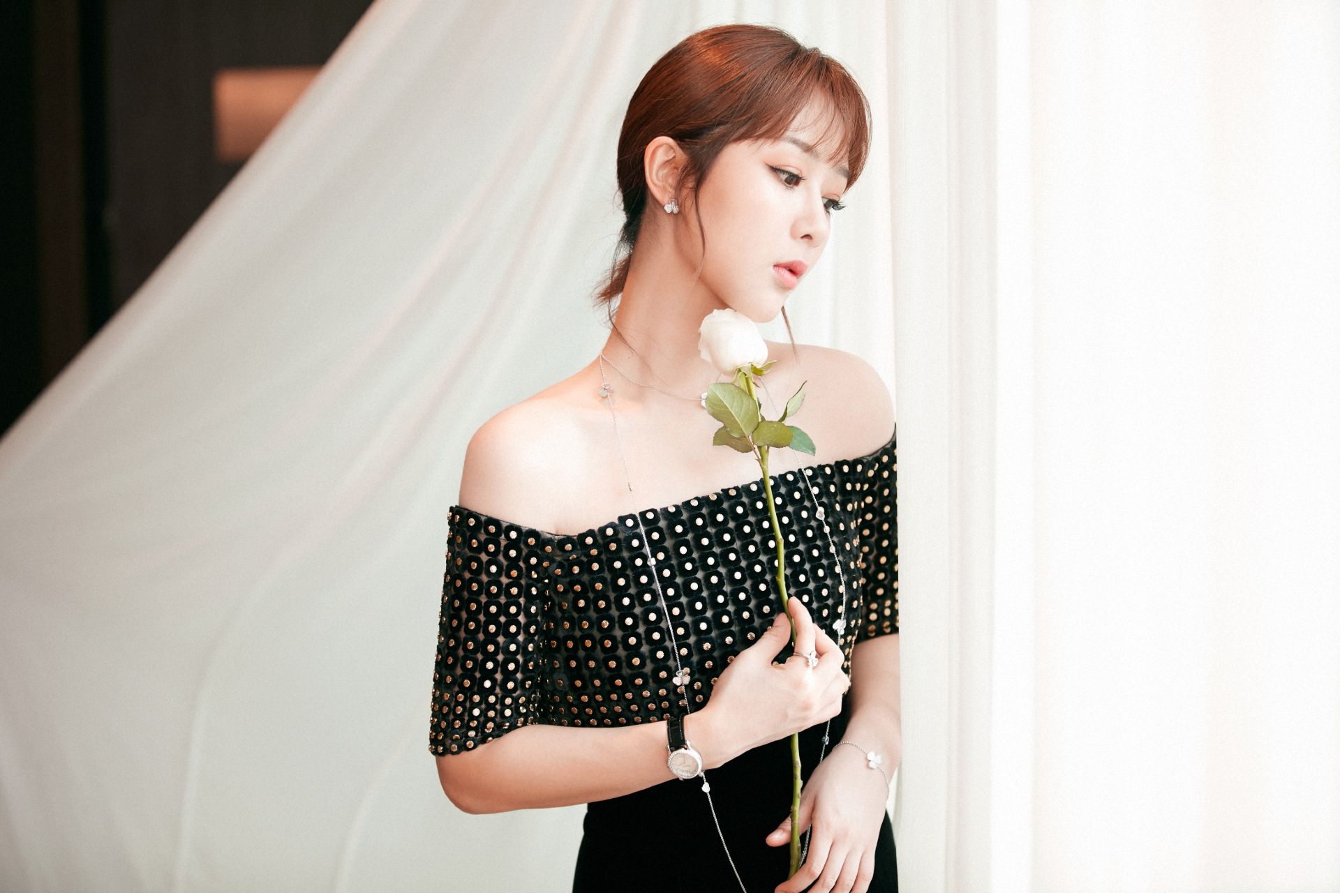 杨紫一袭黑色露肩礼服,自带精灵气质 网友:堪称玫瑰精灵