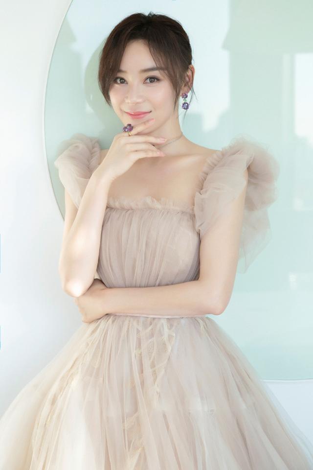 袁姗姗一袭裸粉曳地长裙 点缀夺目的紫色系珠宝 甜美俏丽优雅